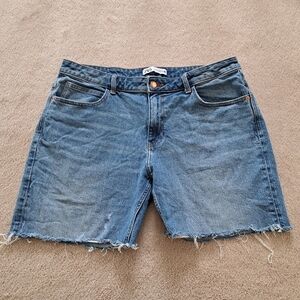 Zara Denim Shorts Women's Size 12 Blue  Frayed Hem Stretch Relaxed Casual Jean
